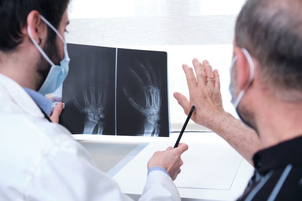 Revmatolog provádí diagnostiku revmatických onemocnění. Na obrázku je pacient během konzultace s revmatologem.