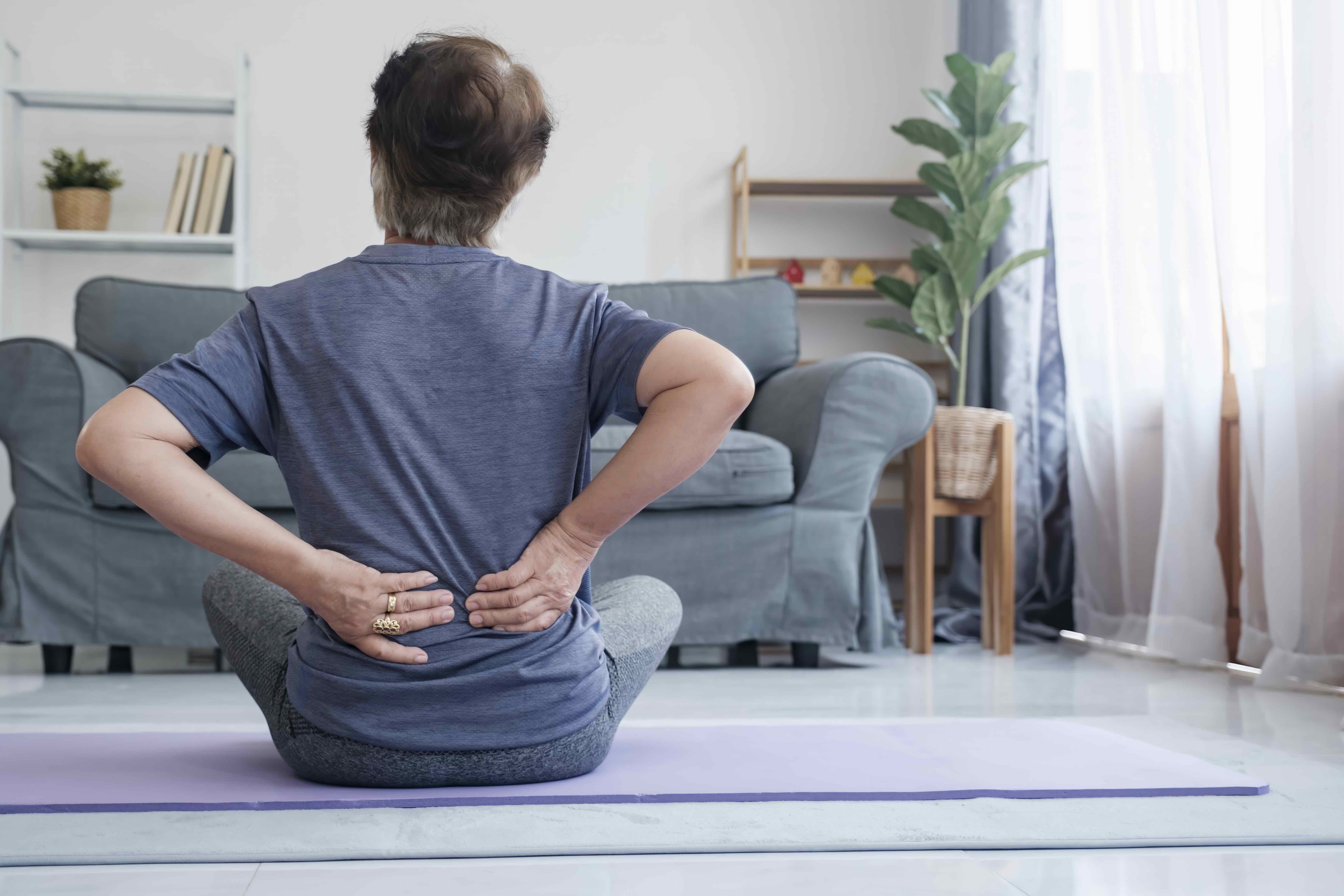 Bewegung und Muskeln werden durch Rheuma beeinflusst. Um eine gesunde Form zu behalten ist eine Diagnose wichtig. Eine Betroffene in einem höheren Alter ist abgebildet, mit einer Einschränkung ihrer Bewegung.